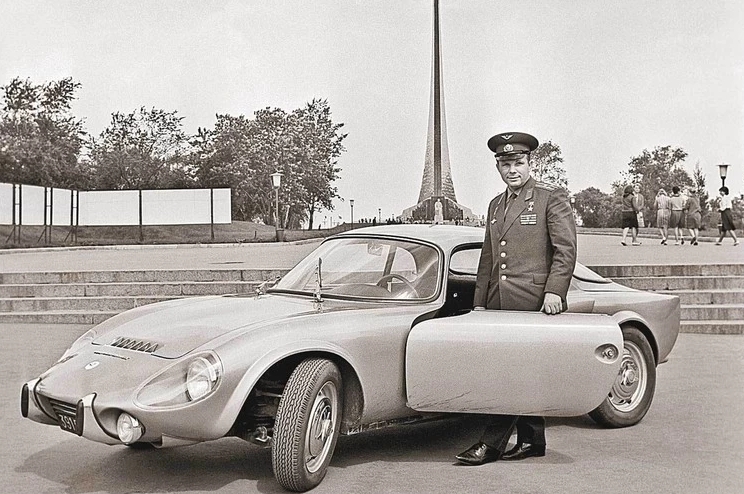 В сети вспомнили секретное распоряжение Хрущева о подарках Гагарину: носки, фуражка и кофта